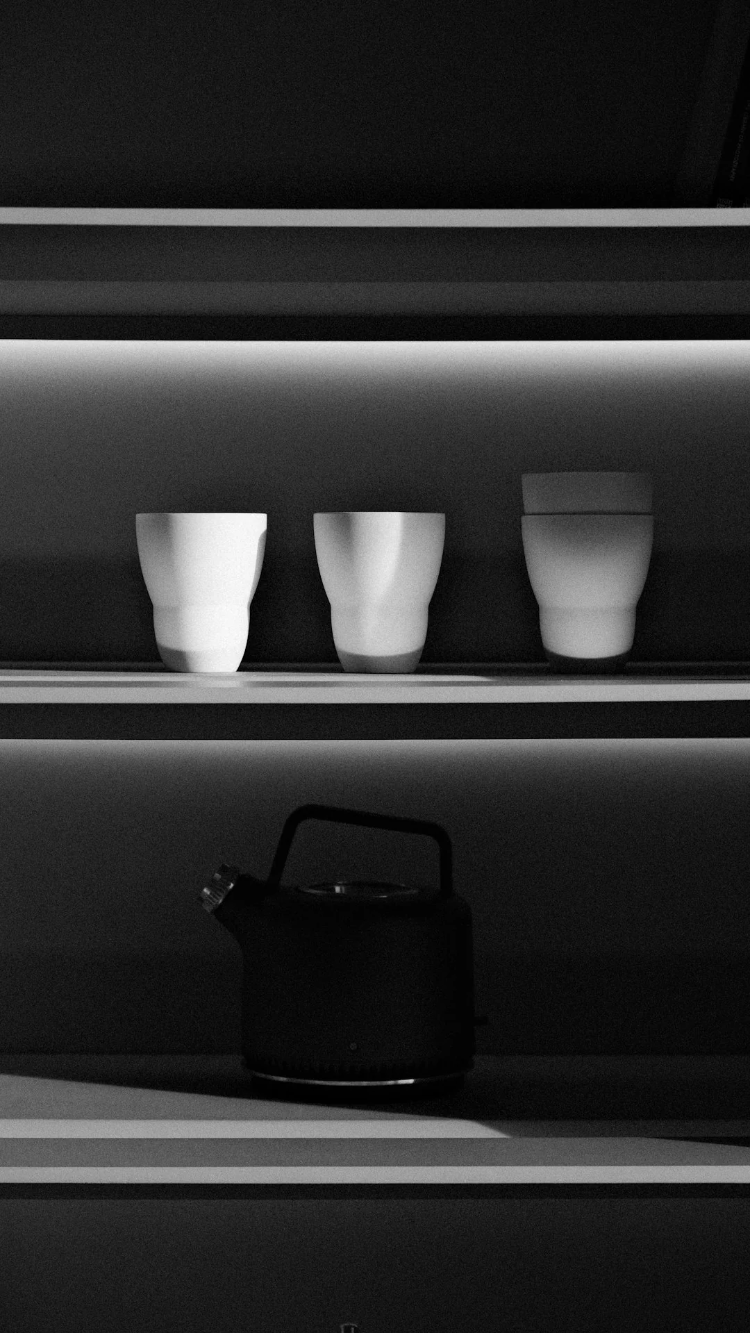 Un couple heureux installe un canapé dans sa nouvelle maison, entouré de cartons de déménagement.