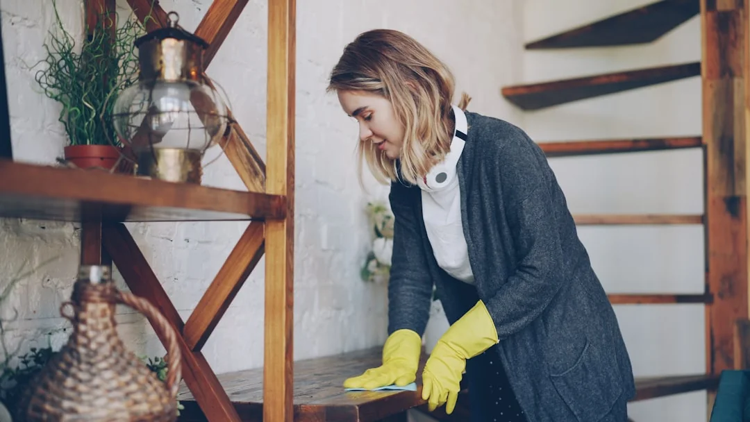 Un couple emballe des meubles dans un appartement lumineux, en préparation d’un déménagement.
